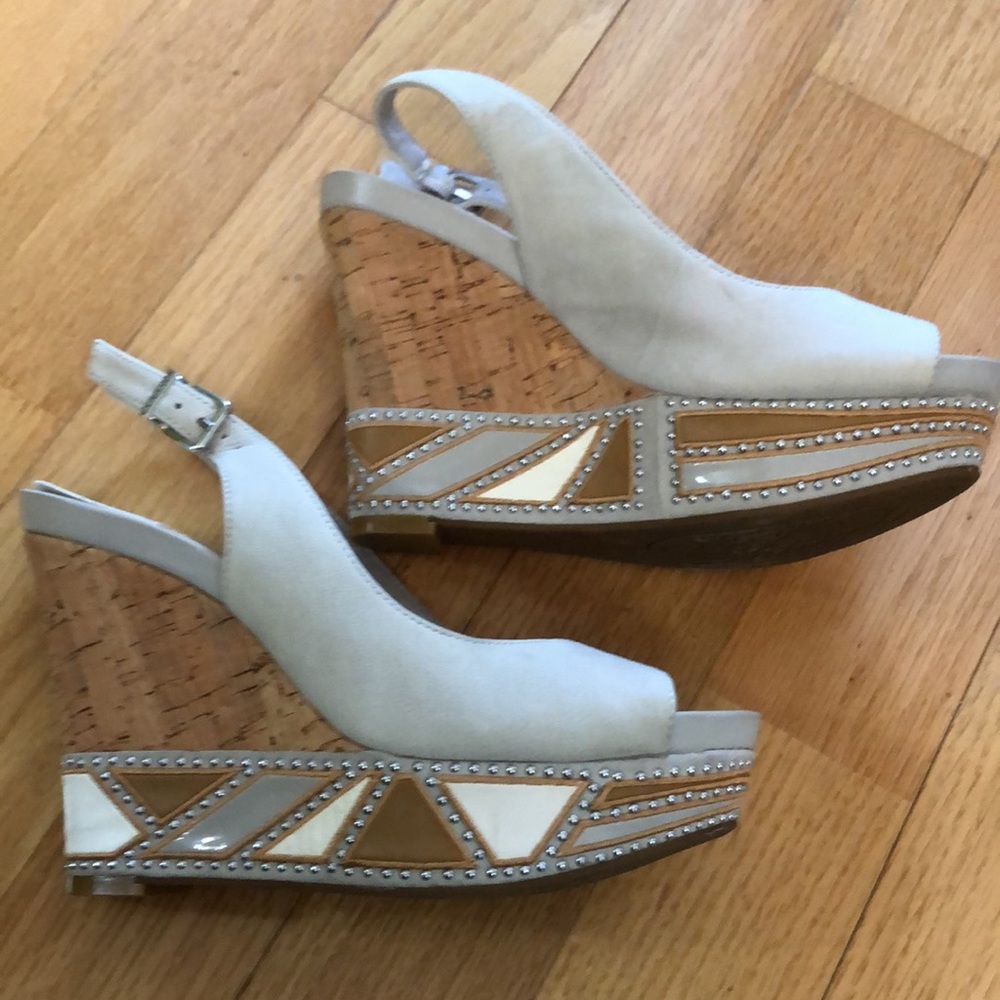 Gorgeous Gianni Bini heels, dove gray, cork and geometric designed heels